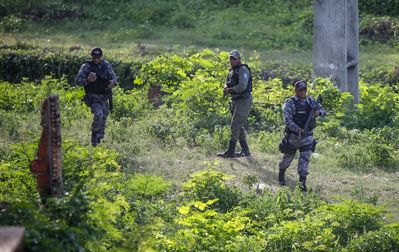 Suspeitos de assalto morre após troca de tiros com a polícia em Teresina; um fica ferido e três fogem