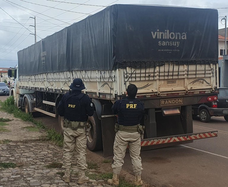 Em Picos, PRF recupera carreta furtada em Minas Gerais