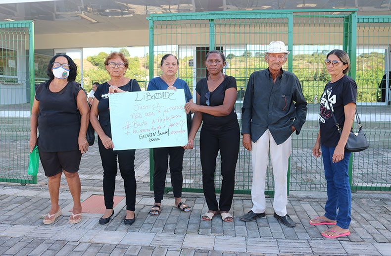 Familiares de detentos realizam manifestação no Fórum de Picos contra supostos maus-tratos