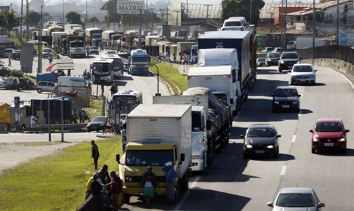 Caminhoneiros e taxistas recebem auxílio nesta terça