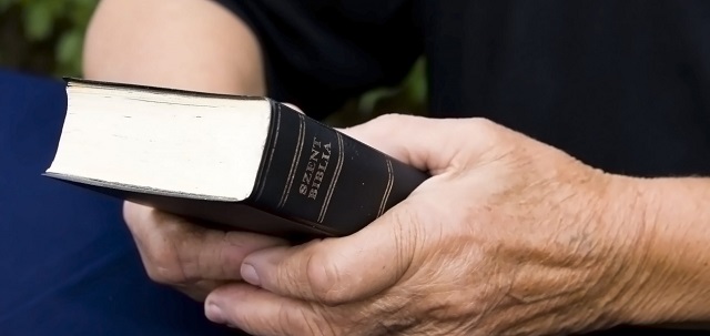 PI | Assaltante confunde bíblia com carteira e leva livro de idosa que voltava de igreja