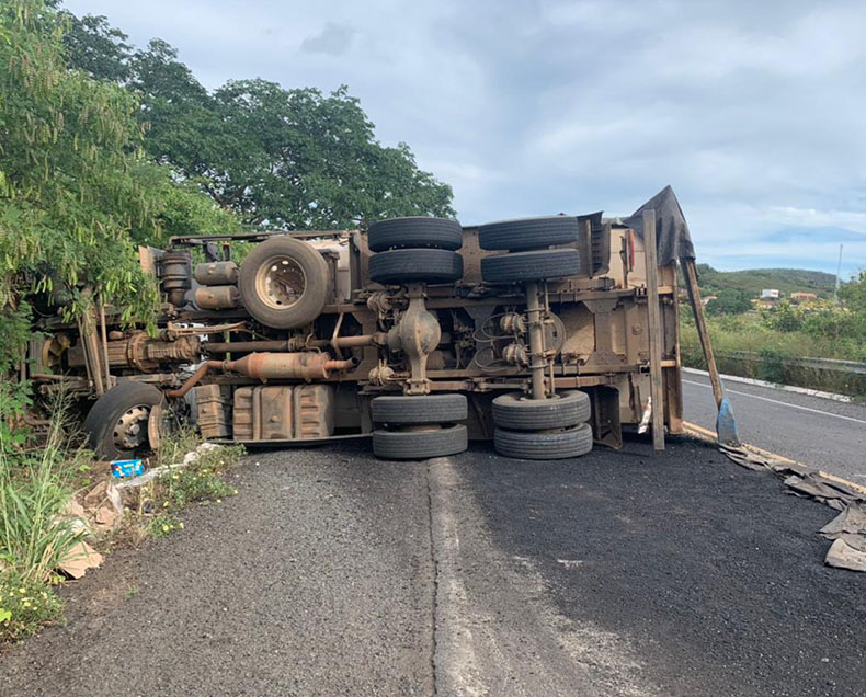 Caminhão carregado com asfalto tomba e interdita trecho da BR-316