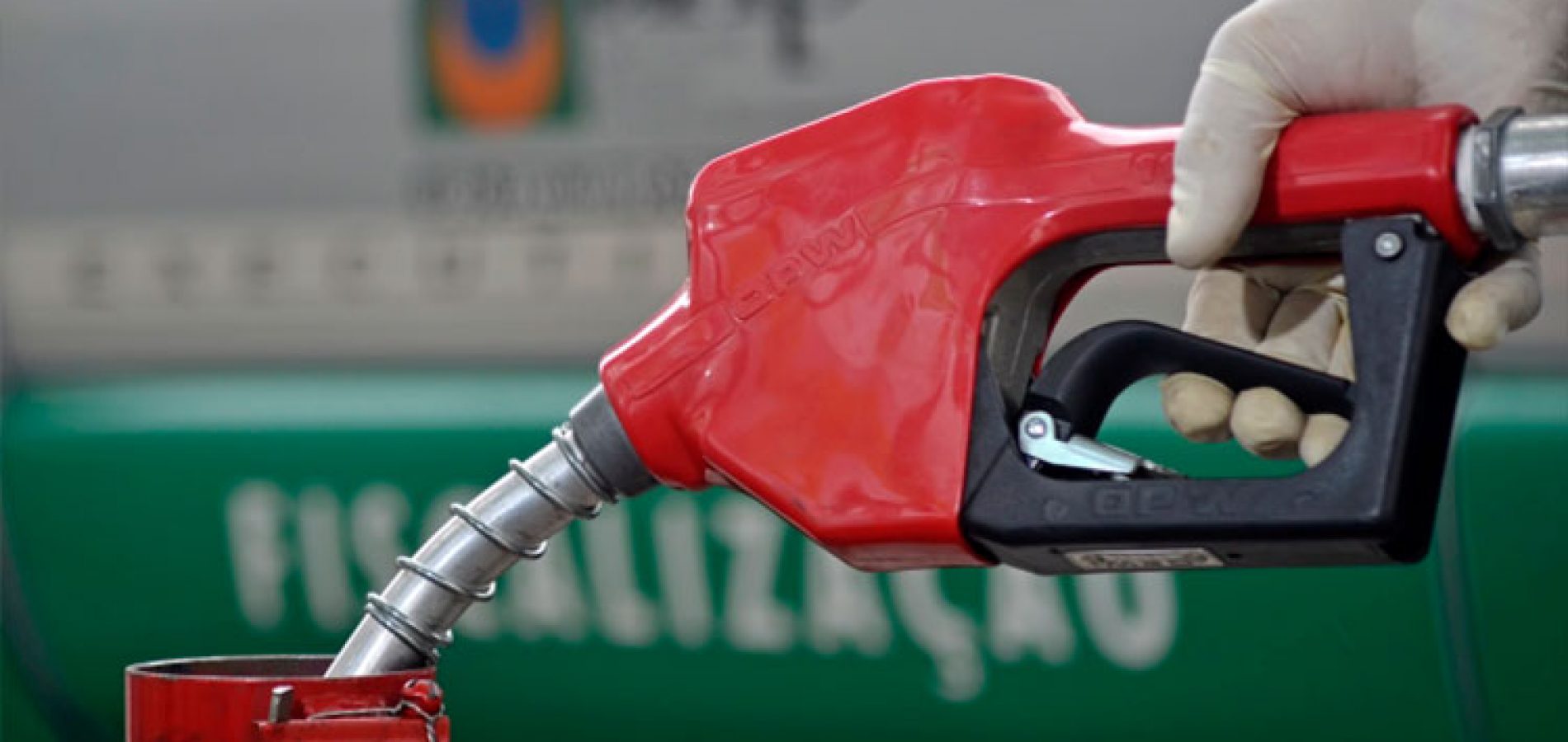 Preço de gasolina cai 7,1% em abril após um mês de isolamento social; diesel cede 5,4%