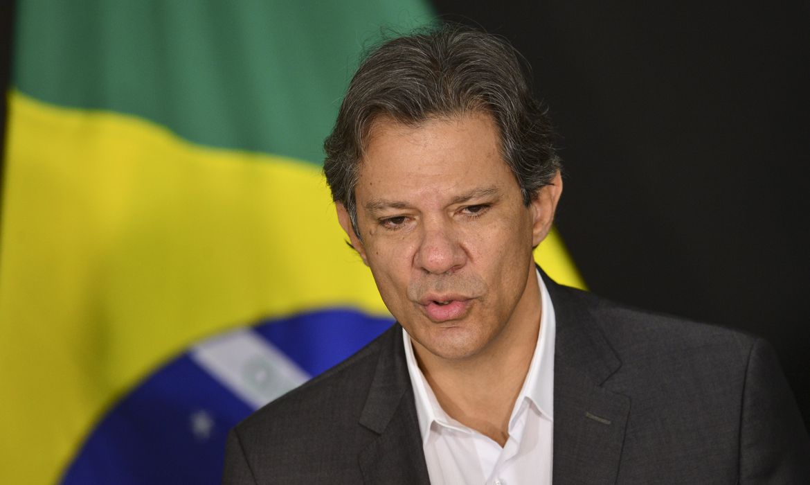 Salário mínimo 'vai ser pago normalmente', diz Haddad