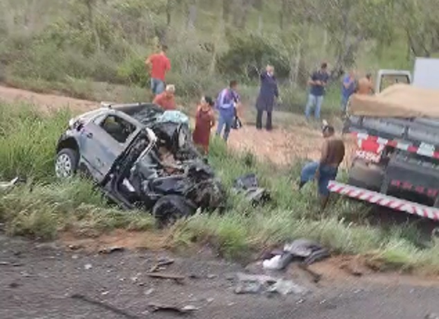 Batida entre caminhão e carro deixa um morto na BR-316