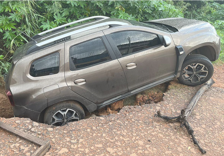 Cratera se abre e carro é 'engolido' em rua de Picos