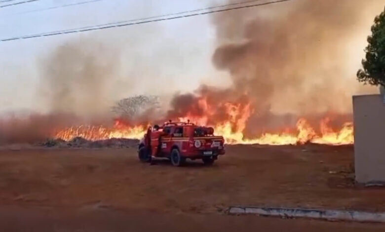 Incêndio atinge terreno baldio no bairro Pantanal em Picos Redação