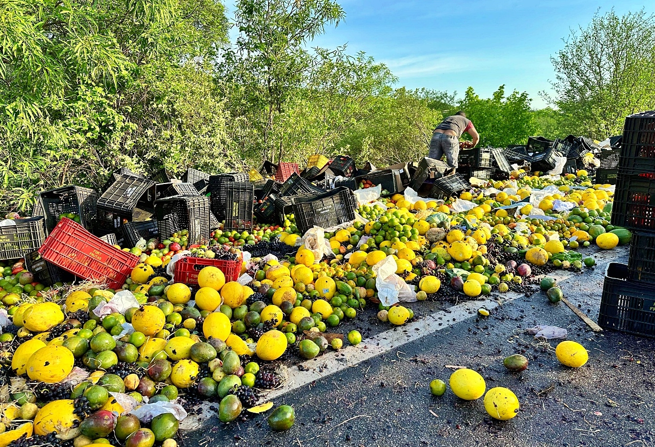 Caminhão carregado de frutas tomba em Patos do Piauí