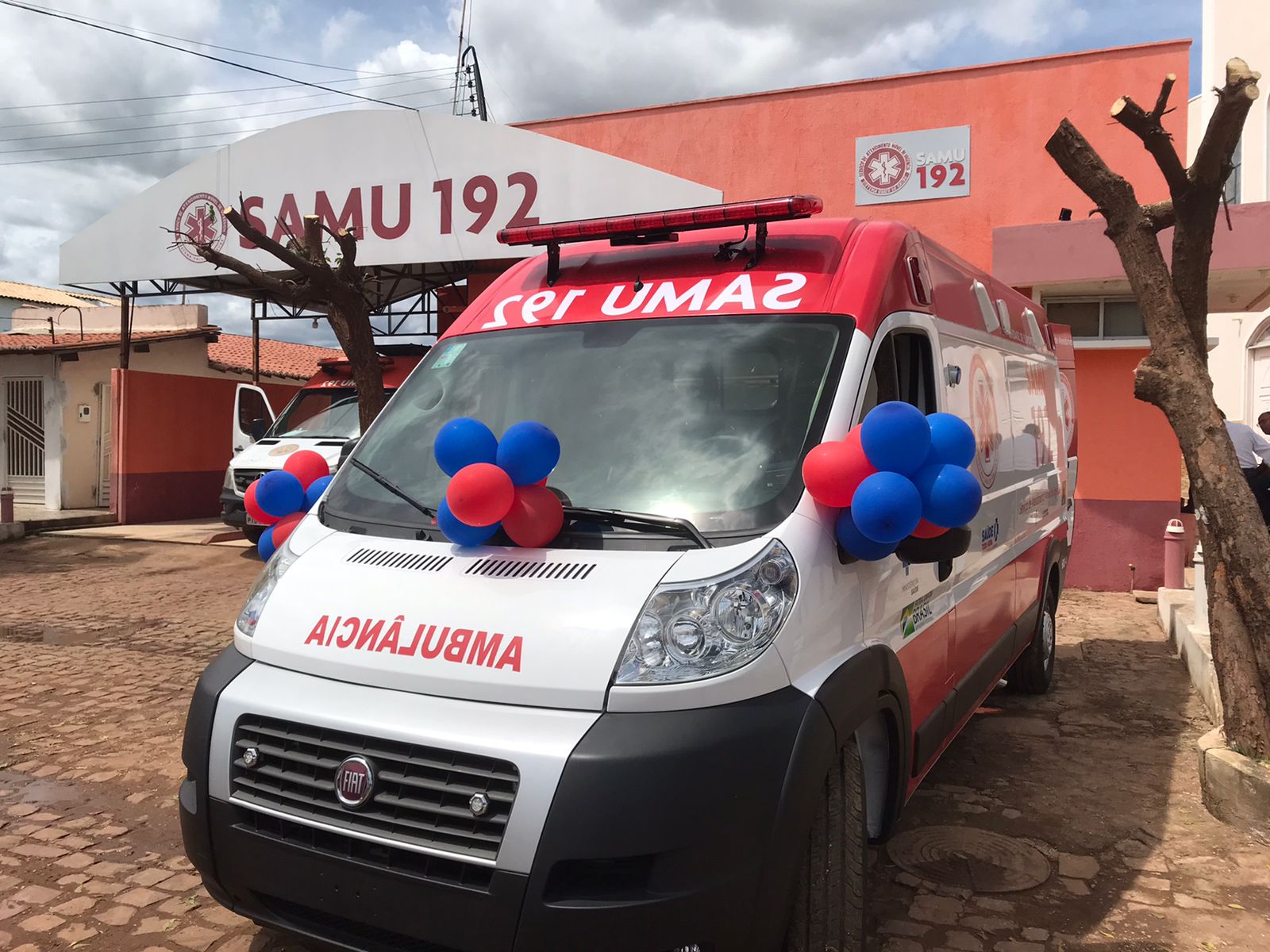 Prefeito Gil Paraibano entrega ambulância para reforçar os serviços do SAMU de Picos