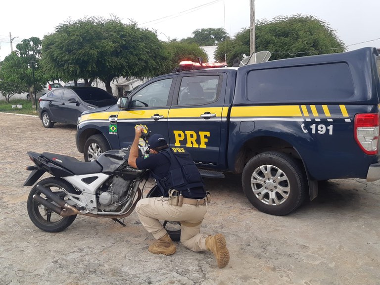 Em Alegrete do Piauí, PRF apreende motocicleta com elementos identificadores adulterados na BR-316