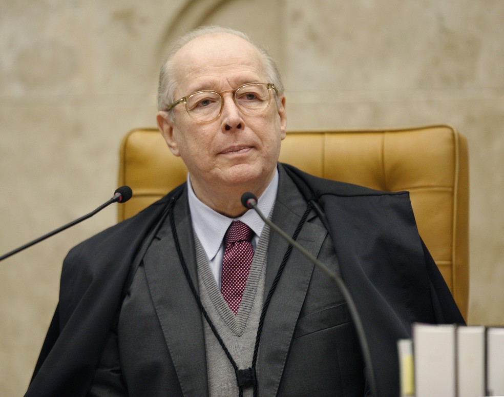 Celso de Mello arquiva pedido de apreensão de celulares de Jair Bolsonaro e filho