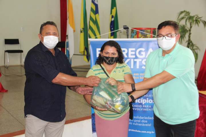 Prefeitura de Itainópolis entrega cestas básicas para famílias carentes do município