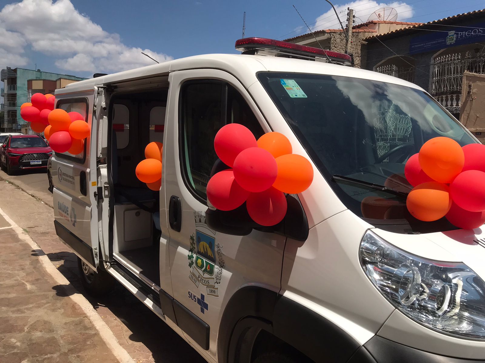 Prefeito Gil Paraibano entrega nova ambulância e reforça frota da Saúde do município