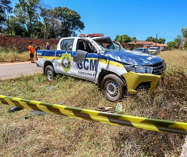 Viatura da Guarda Municipal capota e agentes ficam feridos