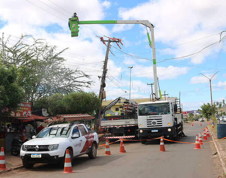 Caminhão enrosca em fiação elétrica, postes e trailers são atingidos em Picos