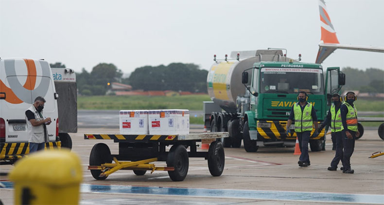 Índia suspende envio de vacinas ao Brasil e governador pede que Fiocruz aumente produção