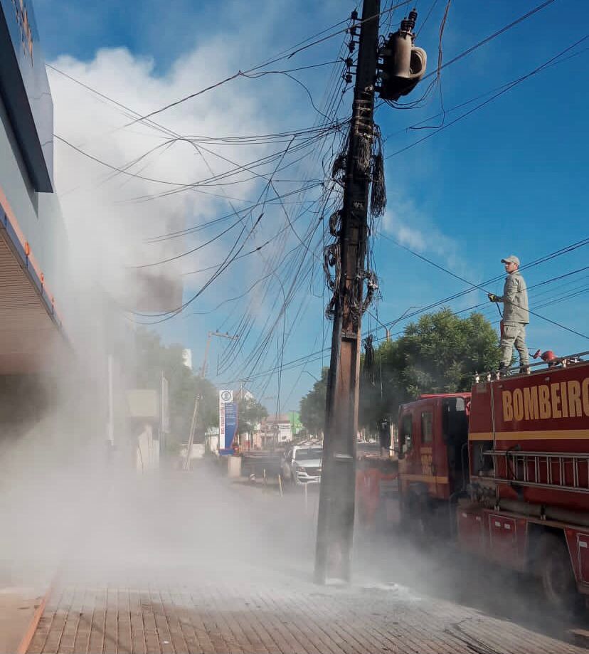 Poste pega fogo e deixa moradores sem energia em Picos