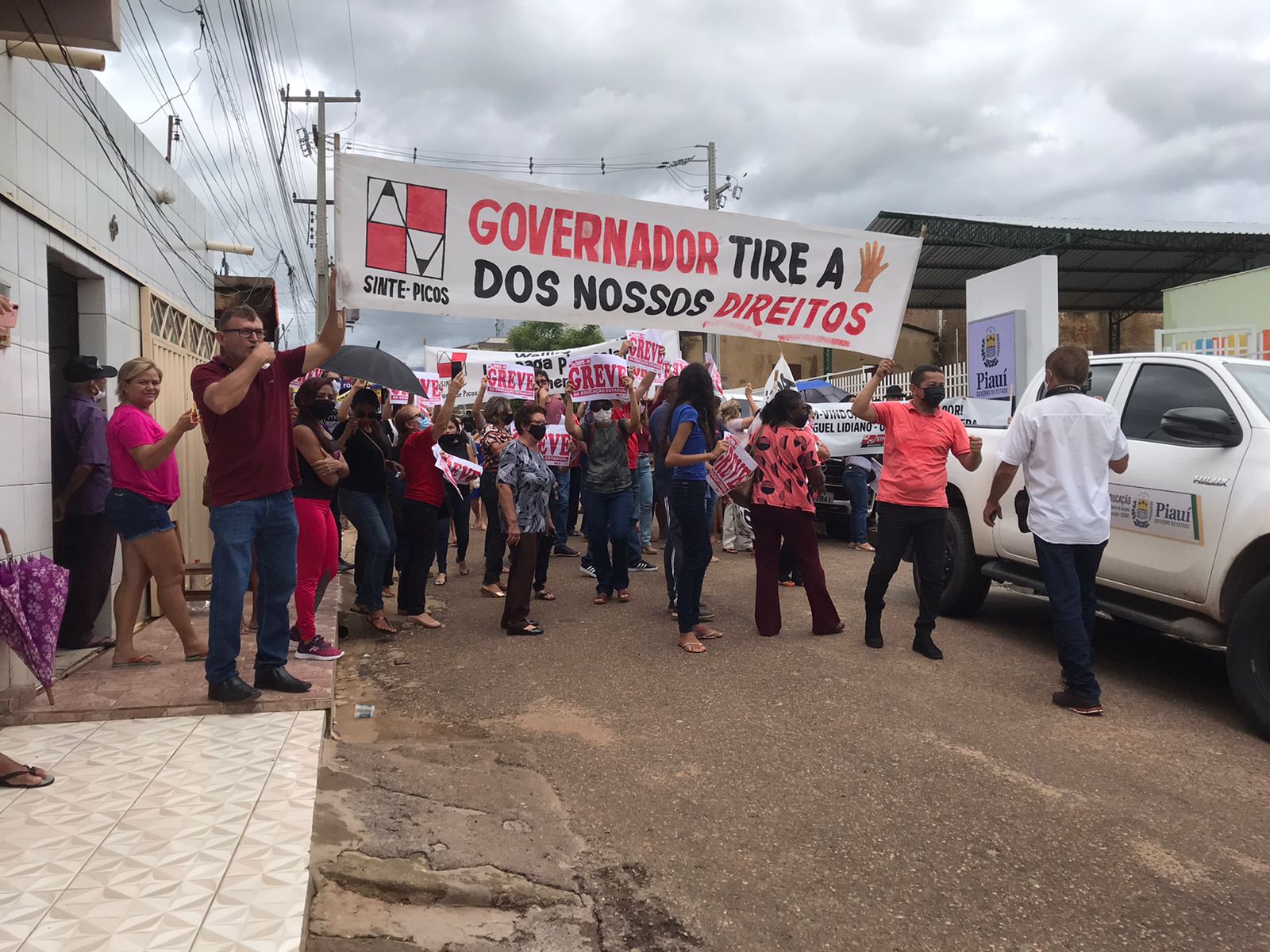 Em Picos, Wellington Dias é recebido por manifestantes em frente à escola Miguel Lidiano  