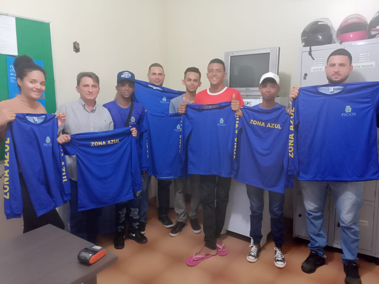 Secretário de Trânsito realiza entrega de uniformes para equipe da Zona Azul