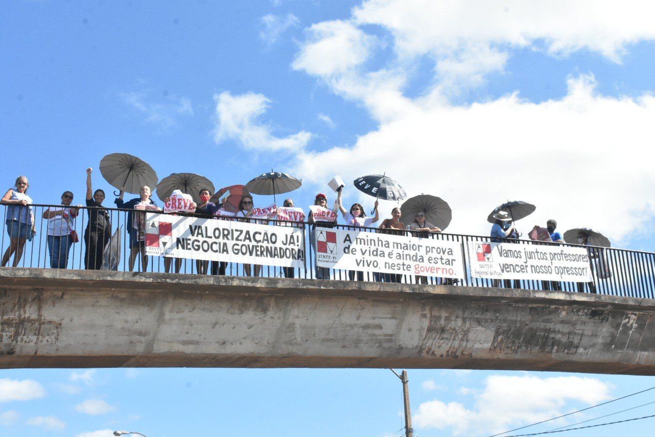 Em Picos, professores da rede estadual fazem nova manifestação