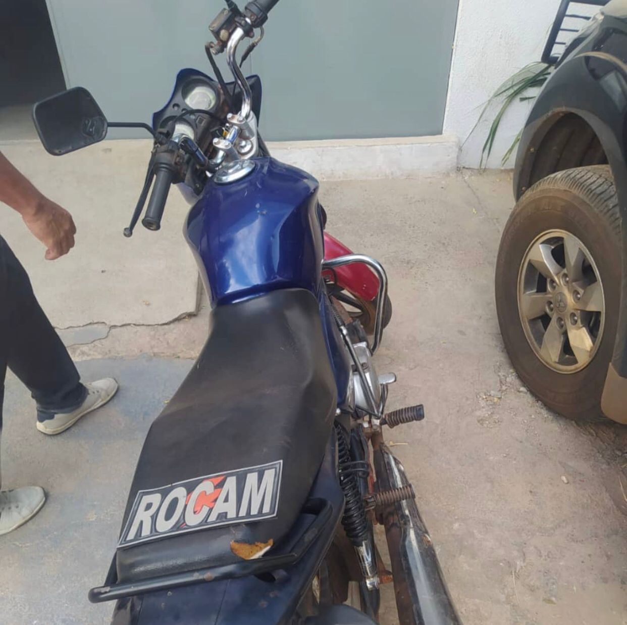 Em Picos, motocicleta com placa adulterada com fita adesiva é recuperada pela PM