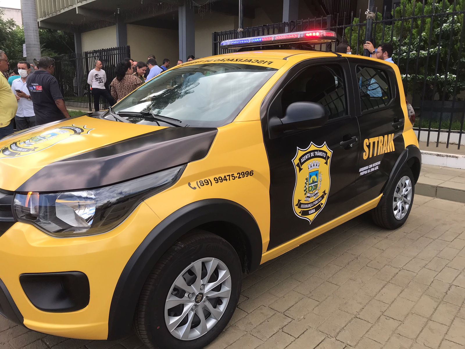 Prefeito Gil Paraibano entrega carro 0KM para Secretaria de Trânsito