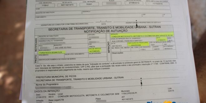 Motorista é multado por dirigir carro sem capacete em Picos