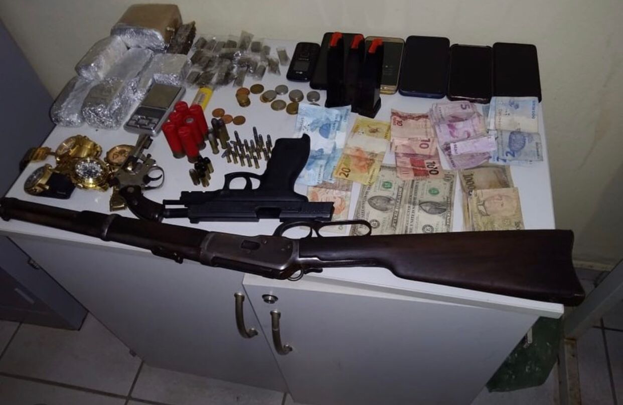 Em Sussuapara, homem é preso com armas de fogo, munições e drogas
