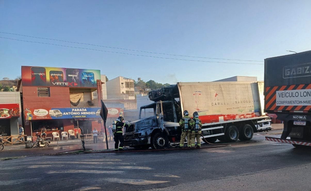 Caminhão da empresa Master Frios incendiou na BR-316 no bairro Bomba em Picos