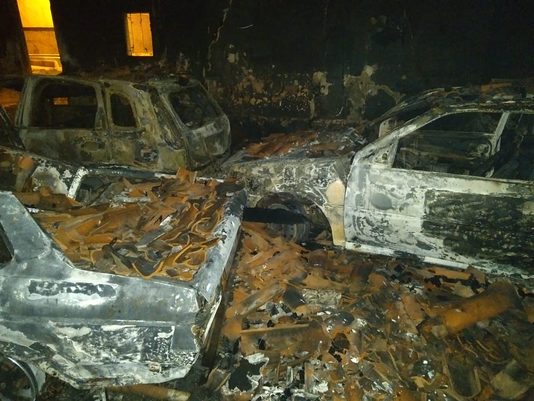 Três carros e uma moto são completamente destruídos por incêndio em Picos