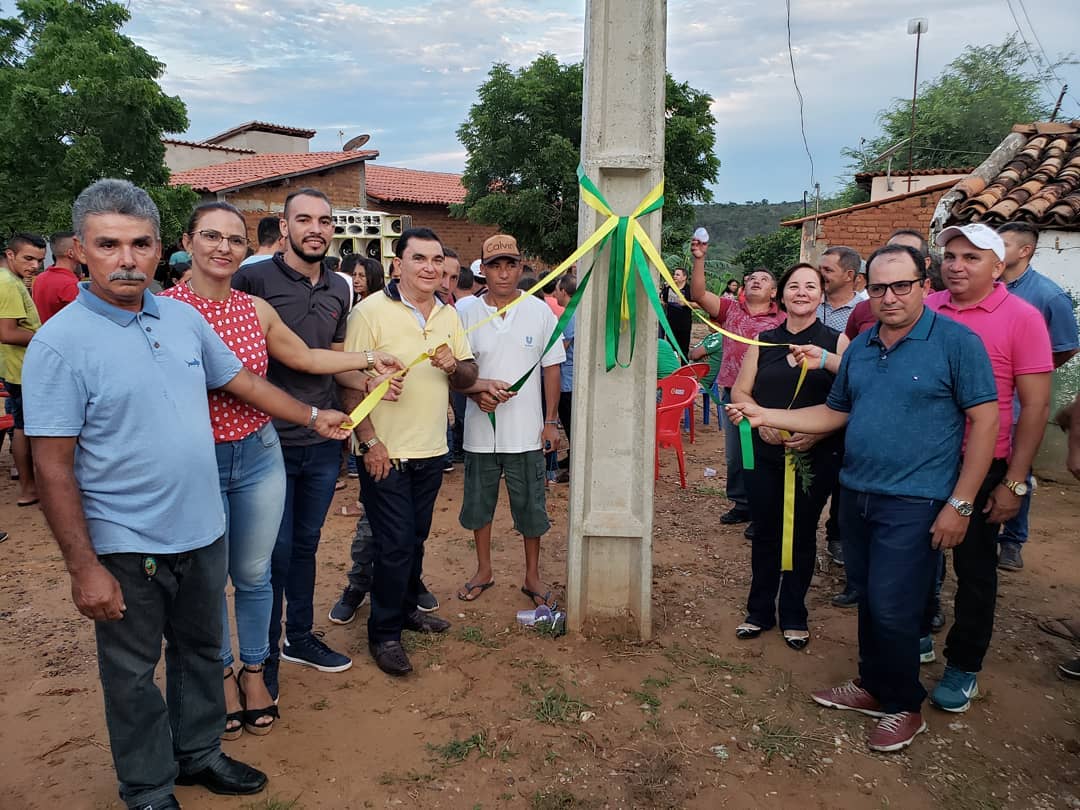 Prefeita de Santana do Piauí inaugura poste e vira motivo de piada