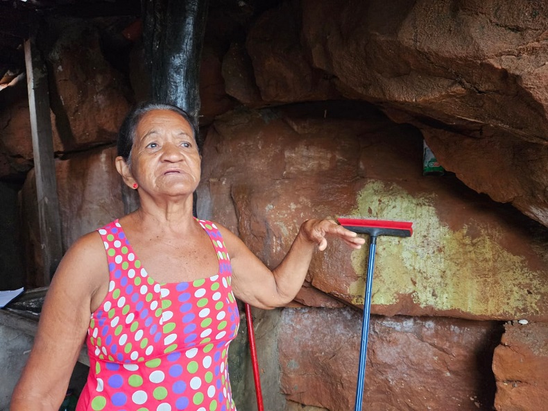 Medo de desabar e tirar a minha vida, diz moradora em Picos