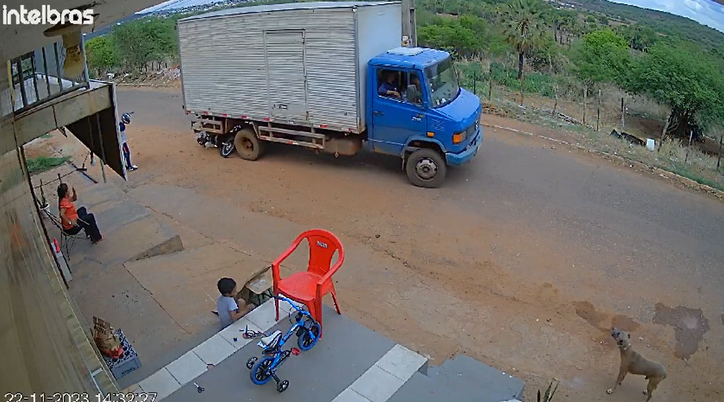 Motorista de caminhão dá a ré e atropela motociclista em Picos; veja vídeo