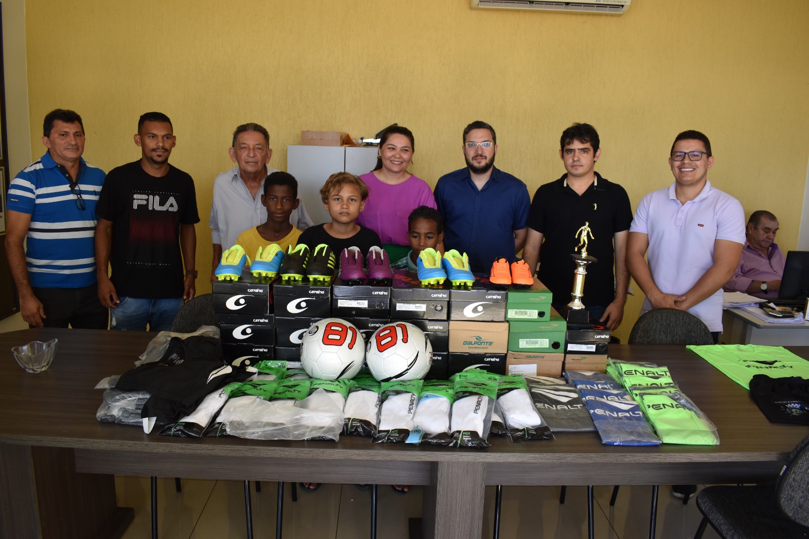 Prefeito Gil Paraibano faz entrega de uniformes para atletas da Escolinha de Futebol do bairro Morada do Sol