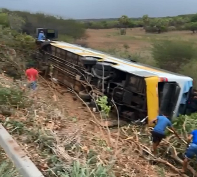 Ônibus clandestino tomba na PI 245 próximo a Picos, deixa um morto e dezenas de feridos