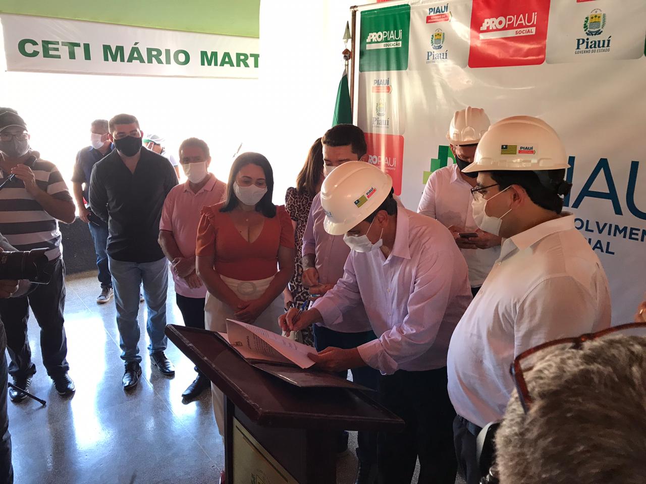Governador Wellington Dias visita obras e assina ordens de serviço em Picos