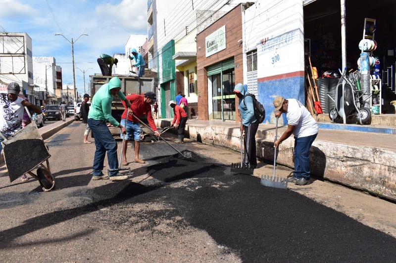 Prefeitura de Picos realiza operação tapa-buracos com reparação asfáltica nas ruas da cidade