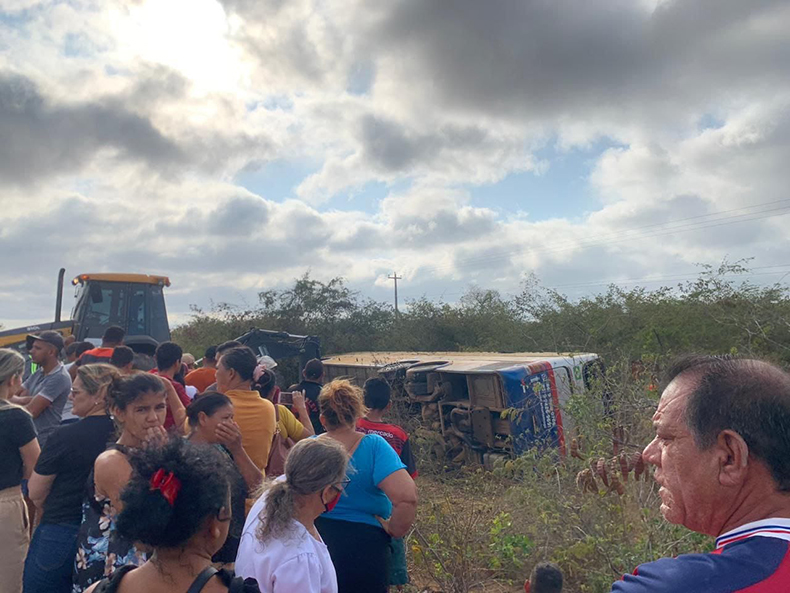 Ônibus com romeiros do Piauí tomba em Pernambuco; acidente deixa feridos e um morto