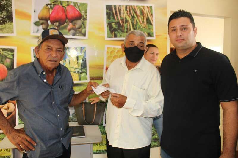 Prefeitura de Picos entrega boletos do Garantia Safra aos agricultores locais cadastrados