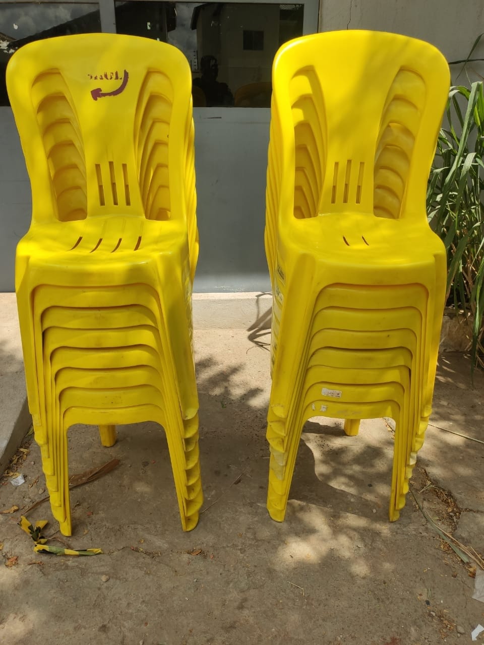 Dupla é presa após furtar 16 cadeiras de plástico de um estabelecimento comercial em Picos