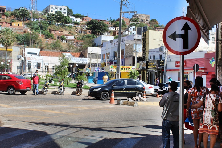 Prefeitura de Picos libera retorno na Avenida Getúlio Vargas próximo a Farmácia Iná