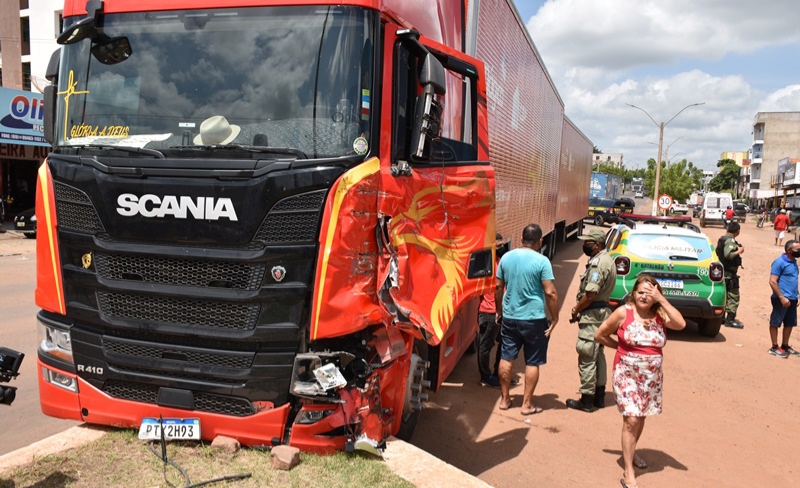 Caminhoneiro sofre mal súbito, colide em dois veículos e interdita BR-316 parcialmente em Picos