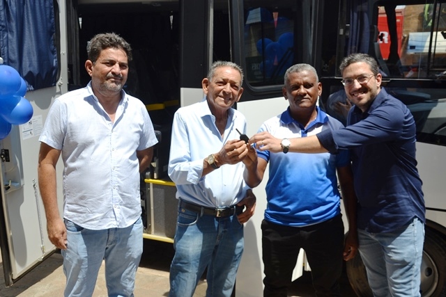 Prefeitura de Picos entrega micro-ônibus para área da saúde