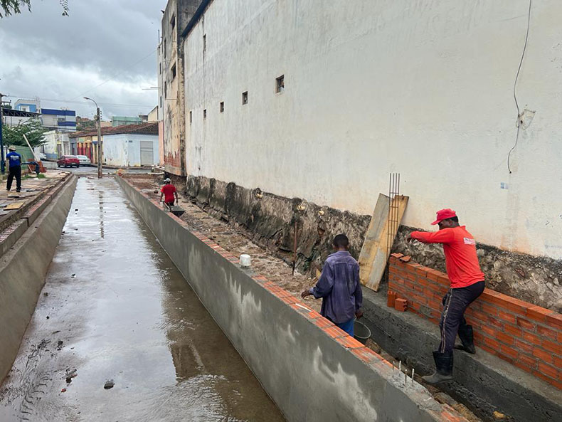 Galeria é reestruturada para melhorar escoamento de água no centro de Picos