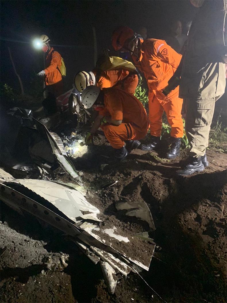 Bombeiros e peritos retomam buscas por corpos de piauienses mortos em queda de avião