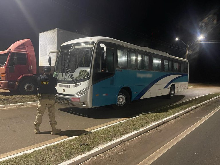 PRF apreende ônibus irregular que circulava com sinais identificadores adulterados em Picos