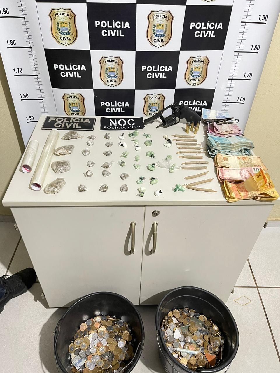 Polícia prende suspeito de tráfico e apreende dois baldes com R$ 4 mil em moedas, drogas e arma em Sussuapara