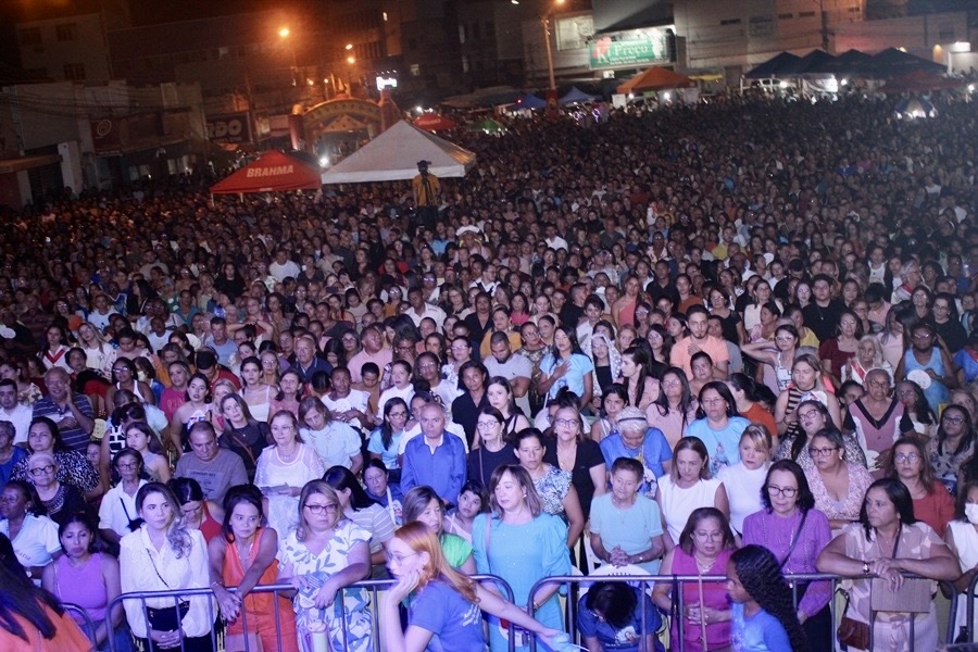 Picos de Fé reúne mais de 15 mil fieis na Praça da Catedral de Picos