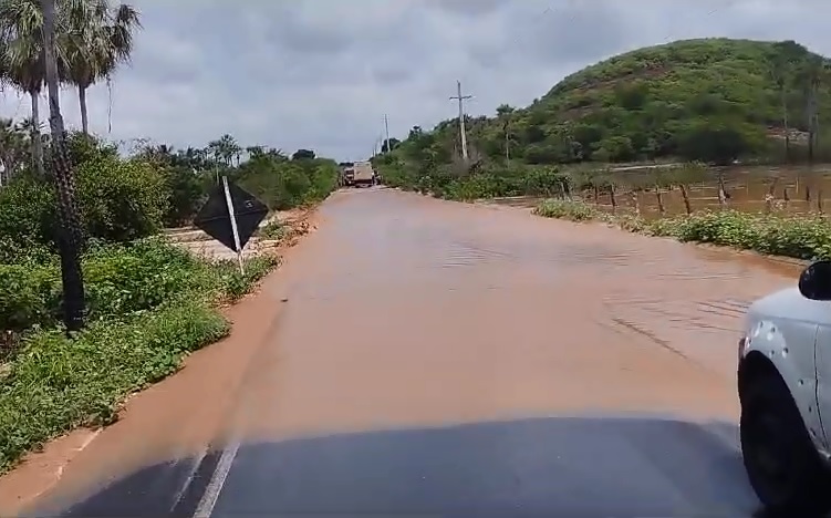 Estrada fica coberta por água após forte chuva em Itainópolis