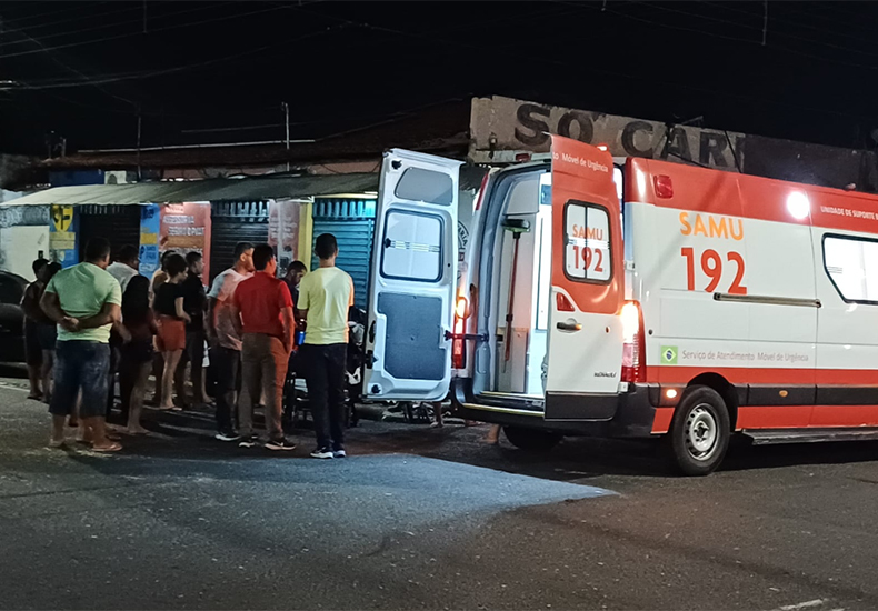 Carros colidem, invadem espetaria e deixam proprietário ferido em Teresina